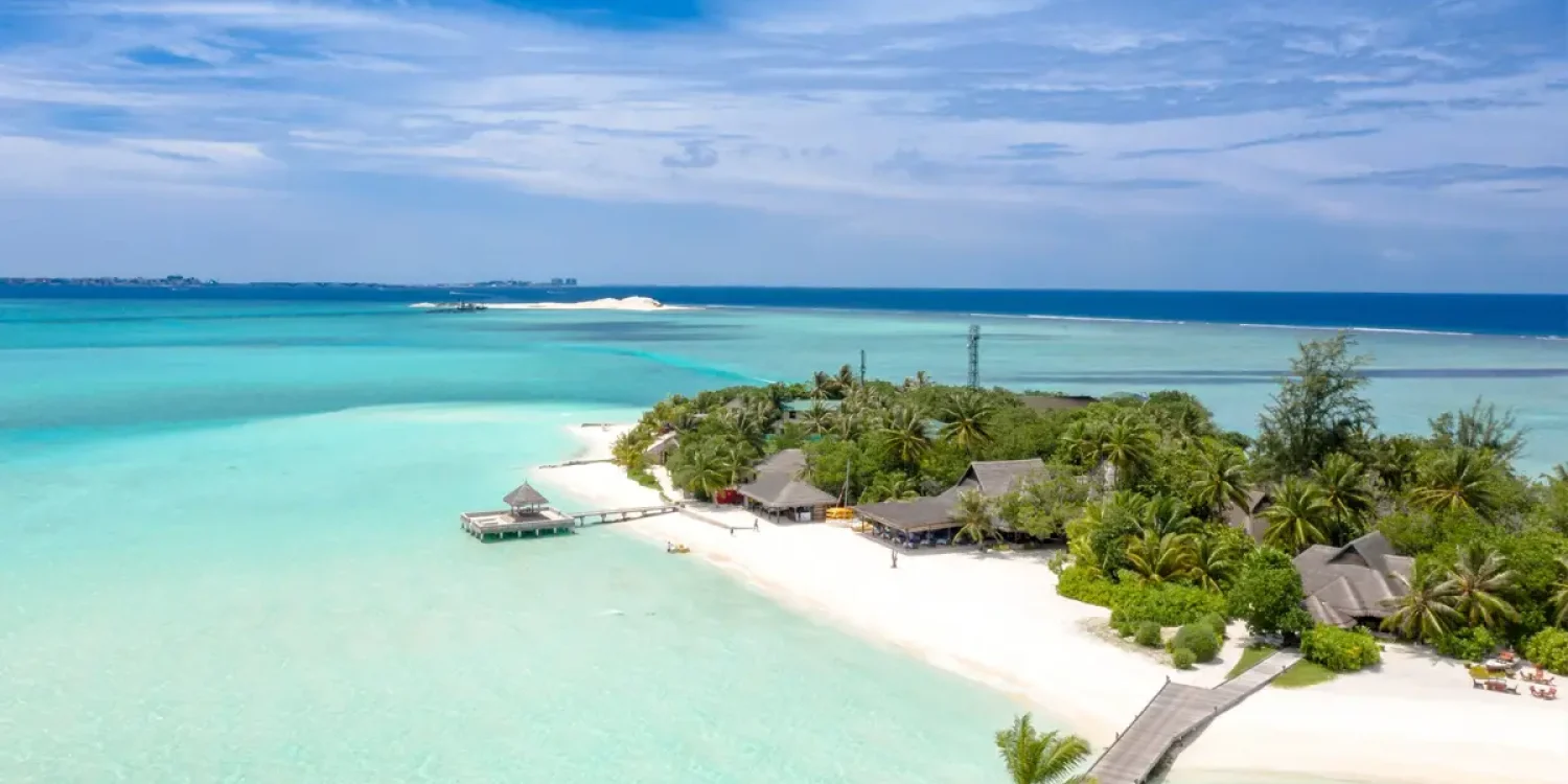 Vista aerea di un resort overwater alle Maldive con bungalow sul mare turchese